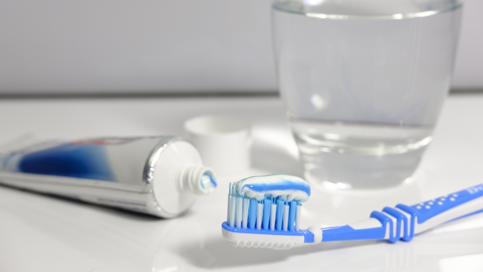 ‪الملح بديل لمعجون الأسنان ويساعد على إطالة صلاحية فرشاة الأسنان‬ (مواقع التواصل)