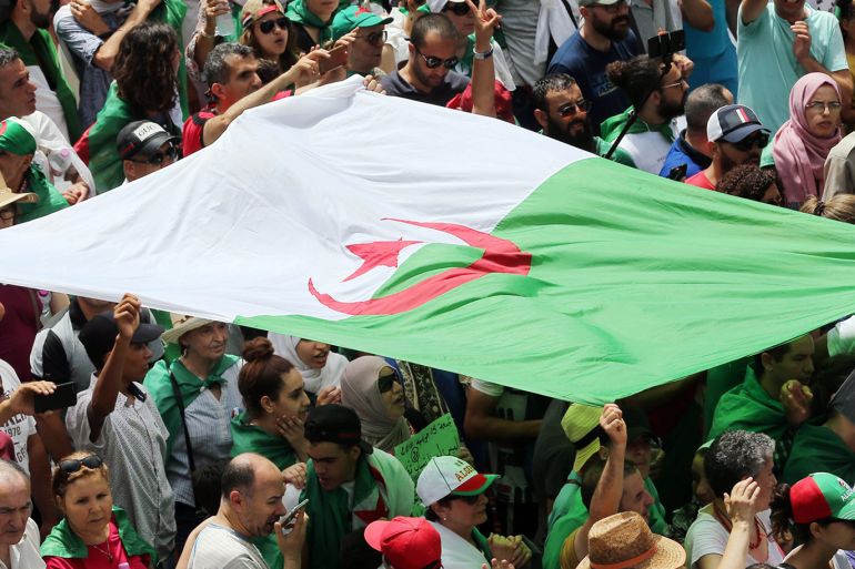 الجمعة العشرون للحراك الجزائري.. احتفال بالاستقلال وتجديد لمطالب التغيير