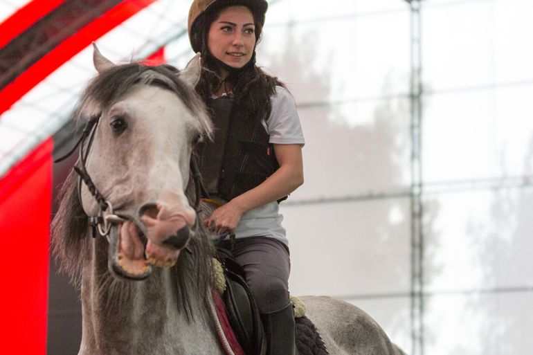 في تركيا.. فارسات "يمتطين" النجاح في سباقات الخيول