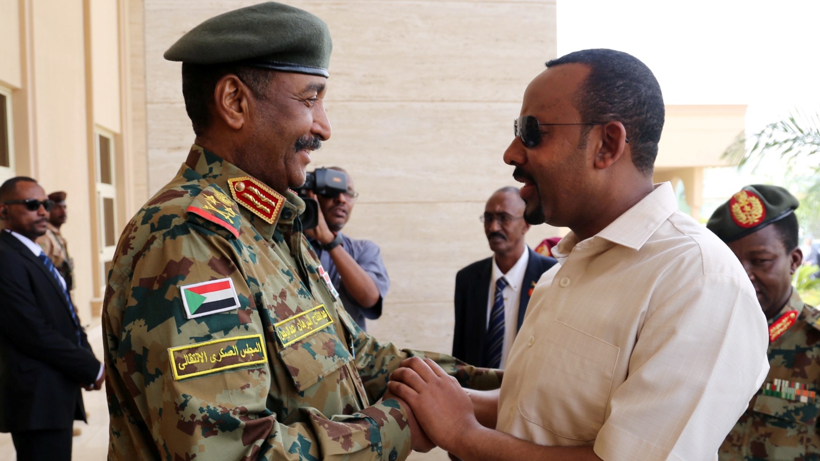 رئيس الوزراء الأثيوبي آبي أحمد (يمين)، ورئيس المجلس العسكري الانتقالي السوادني عبد الفتاح البرهان (يسار)