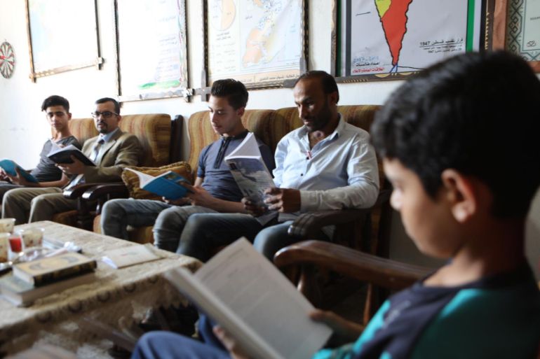 Omran Abdullah - أطفال يقرأون في مكتبة الفراني بغزة، الجزيرة - غزي يحول مكتبته الخاصة التي تضم أكثر من ألفي كتاب إلى مكتبة عامة