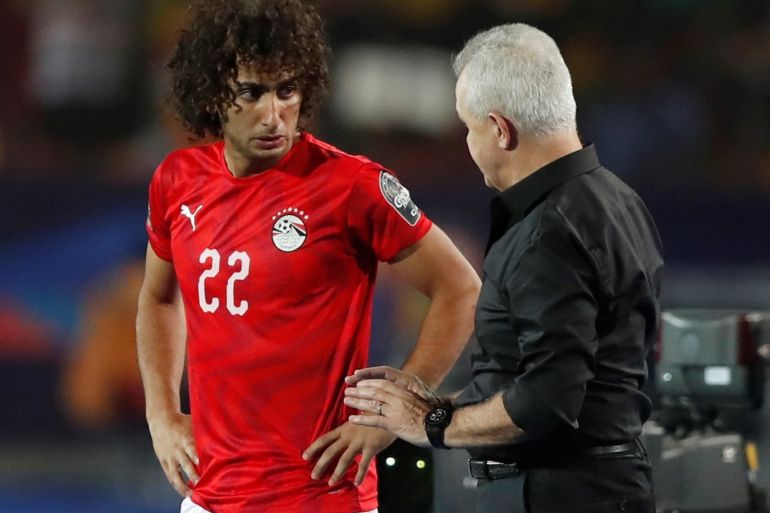 Soccer Football - Africa Cup of Nations 2019 - Round of 16 - Egypt v South Africa - Cairo International Stadium, Cairo, Egypt - July 6, 2019 Egypt coach Javier Aguirre gives instructions to Amr Warda REUTERS/Amr Abdallah Dalsh