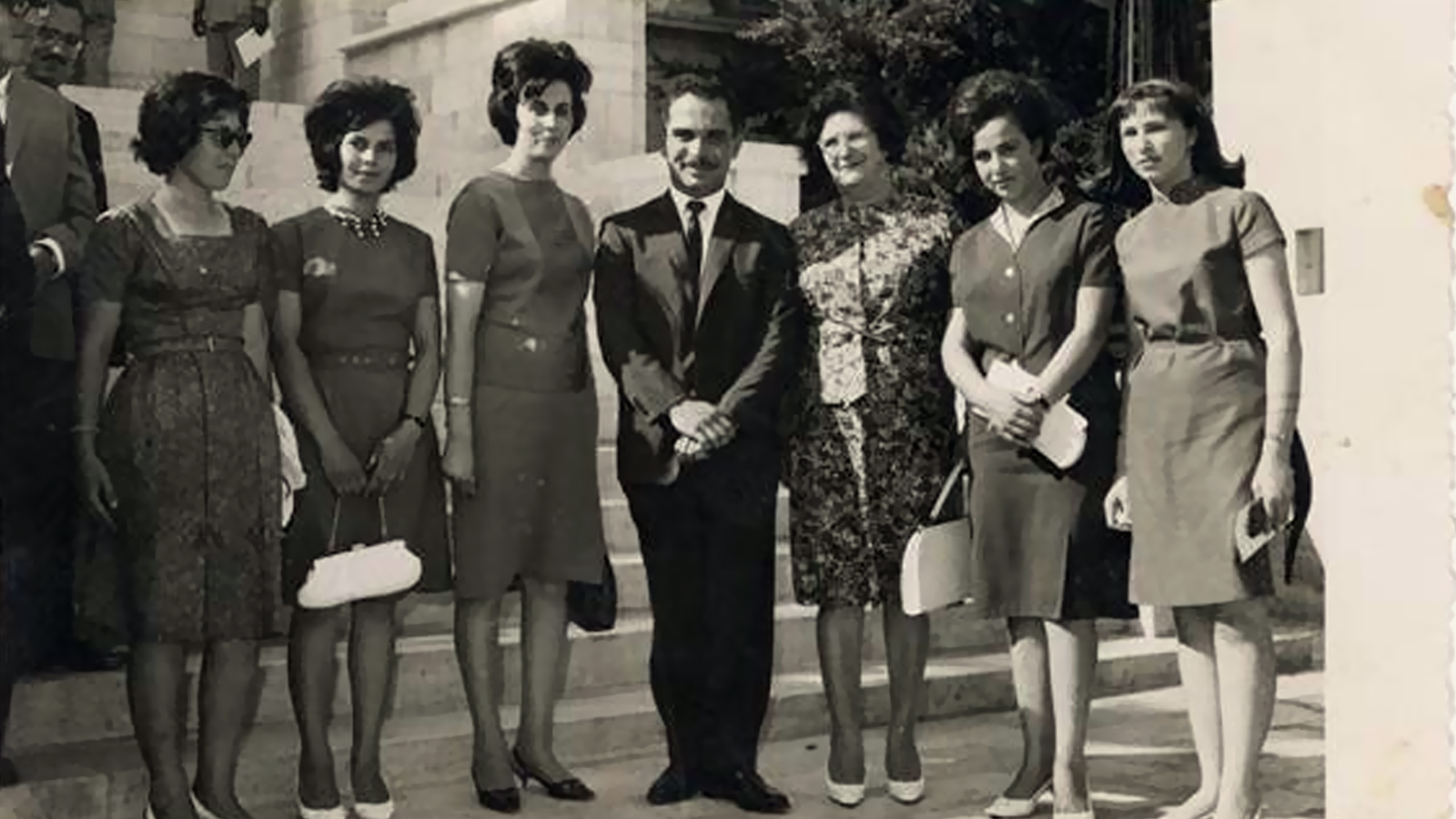 ‪صورة تعود إلى عام 1966 تضم الملك الحسين ملك الأردن مع ثلاث طالبات من مدرسة بنات رام الله الثانوية (‬ مواقع تواصل)