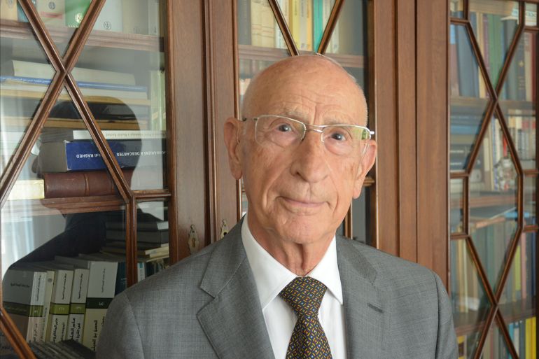 الدكتور محمد البغدادي مؤلف أول موسوعة باللغة العربية عن الفيزياء النظرية.