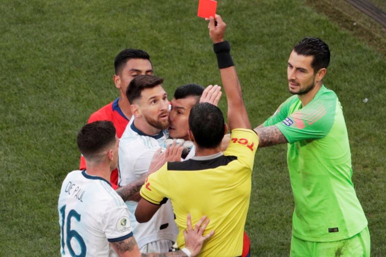 Soccer Football - Copa America Brazil 2019 - Third Place Play Off - Argentina v Chile - Arena Corinthians, Sao Paulo, Brazil - July 6, 2019 Chile's Gary Medel and Argentina's Lionel Messi are shown a red card by referee Mario Diaz de Vivar REUTERS/Ueslei Marcelino TPX IMAGES OF THE DAY