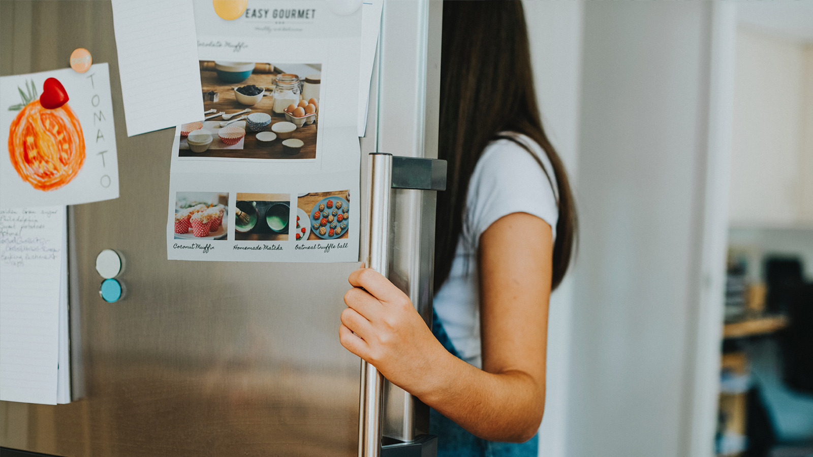 ‪لا تشتري أطعمة جديدة قبل تنظيف الثلاجة‬ (مواقع التواصل)