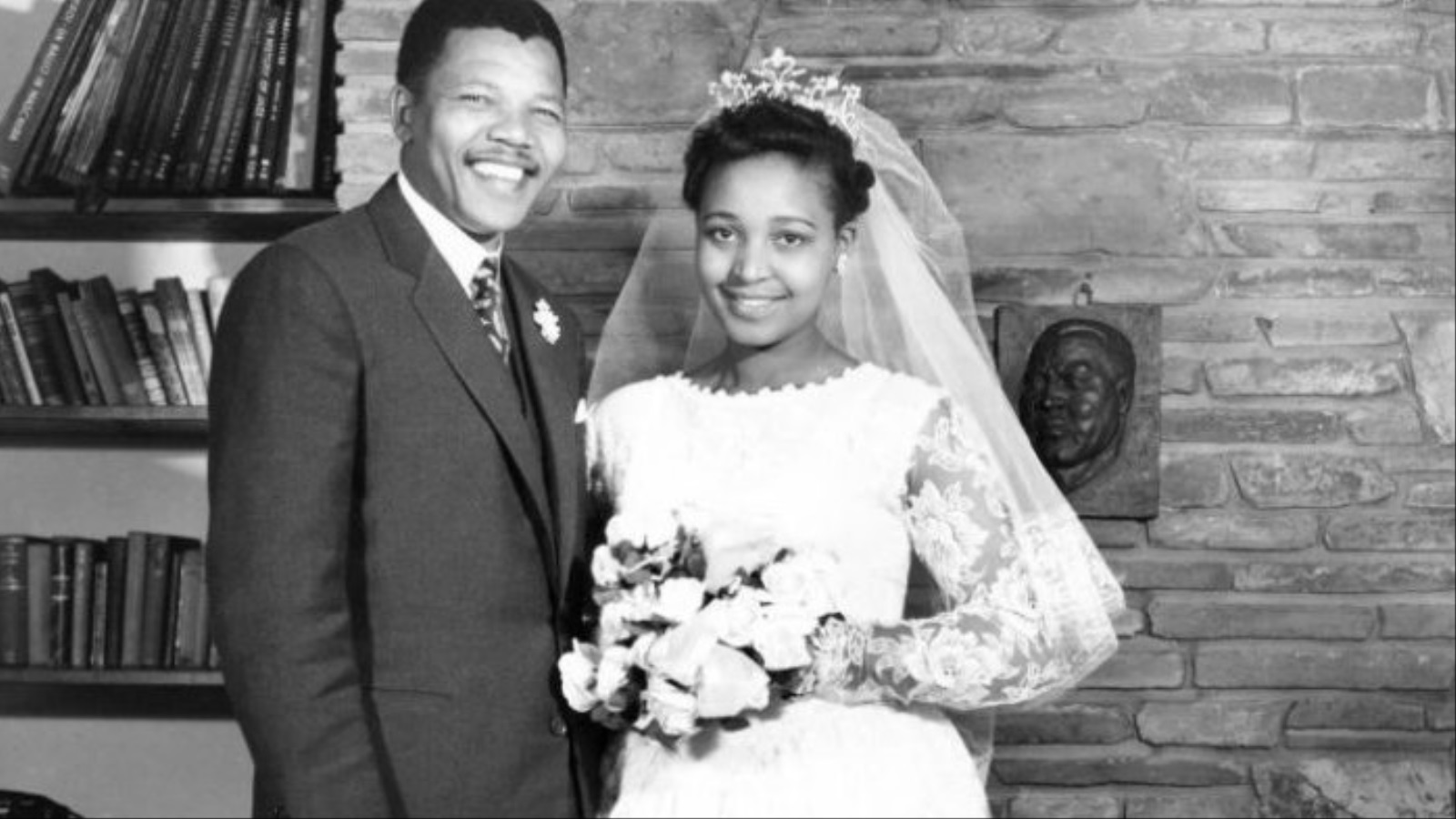 ‪مانديلا وزوجته ويني‬ (مواقع التواصل الاجتماعي)