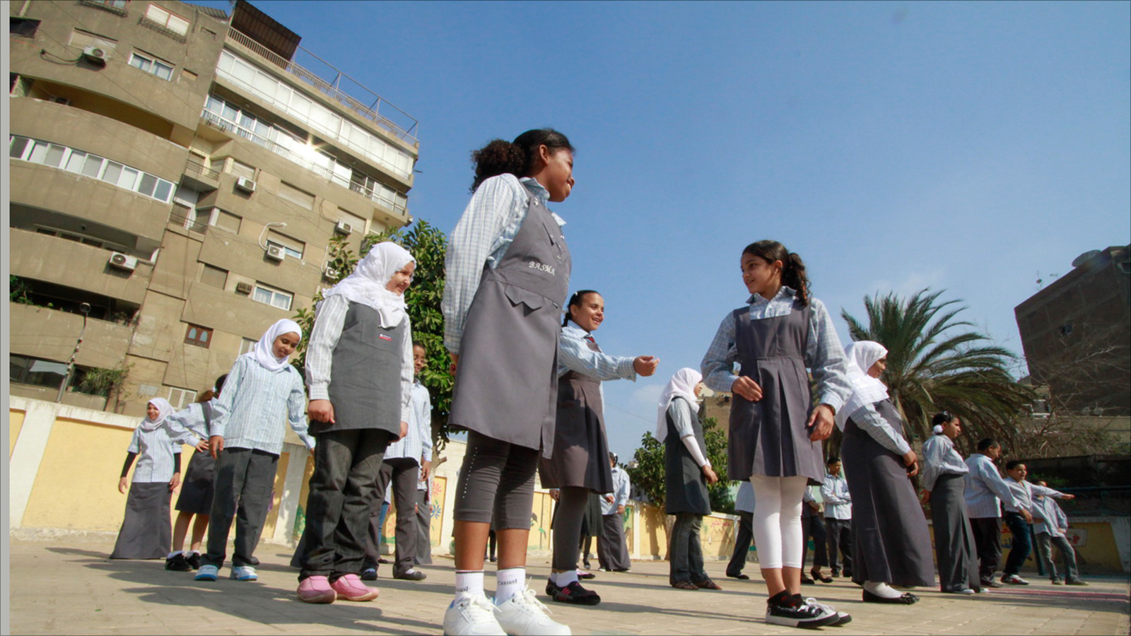 ارتفاع النفقات التعليمية حمل الأسر المصرية أعباء فوق ما تعانيه بسبب الأوضاع الاقتصادية (الجزيرة)