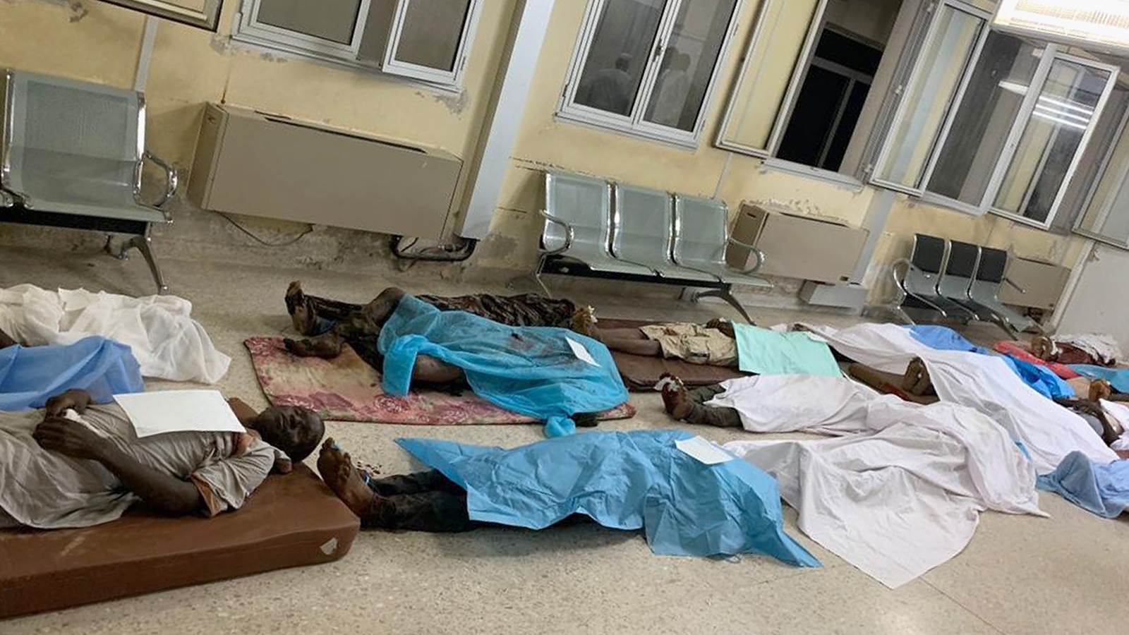 ‪ضحايا قصف قوات حفتر على مدينة مرزق جنوبي ليبيا‬ (الجزيرة-أرشيف)