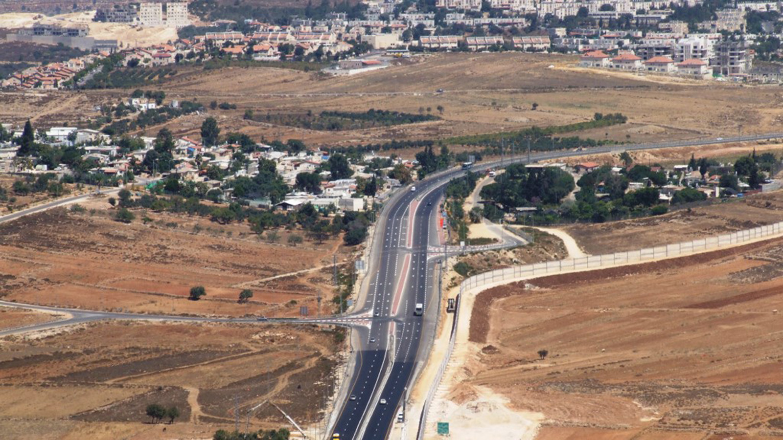 ‪طرقات استيطانية بالمنطقة تربط القدس في منطقة بيت لحم‬ (الجزيرة)