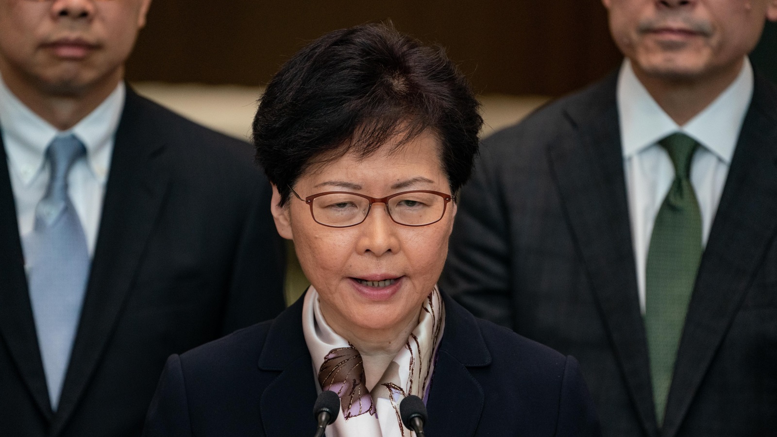 ‪رئيس حكومة هونغ كونغ قالت إن المتظاهرين يدفعون المدينة إلى حافة وضع شديد الخطورة‬ (غيتي)
