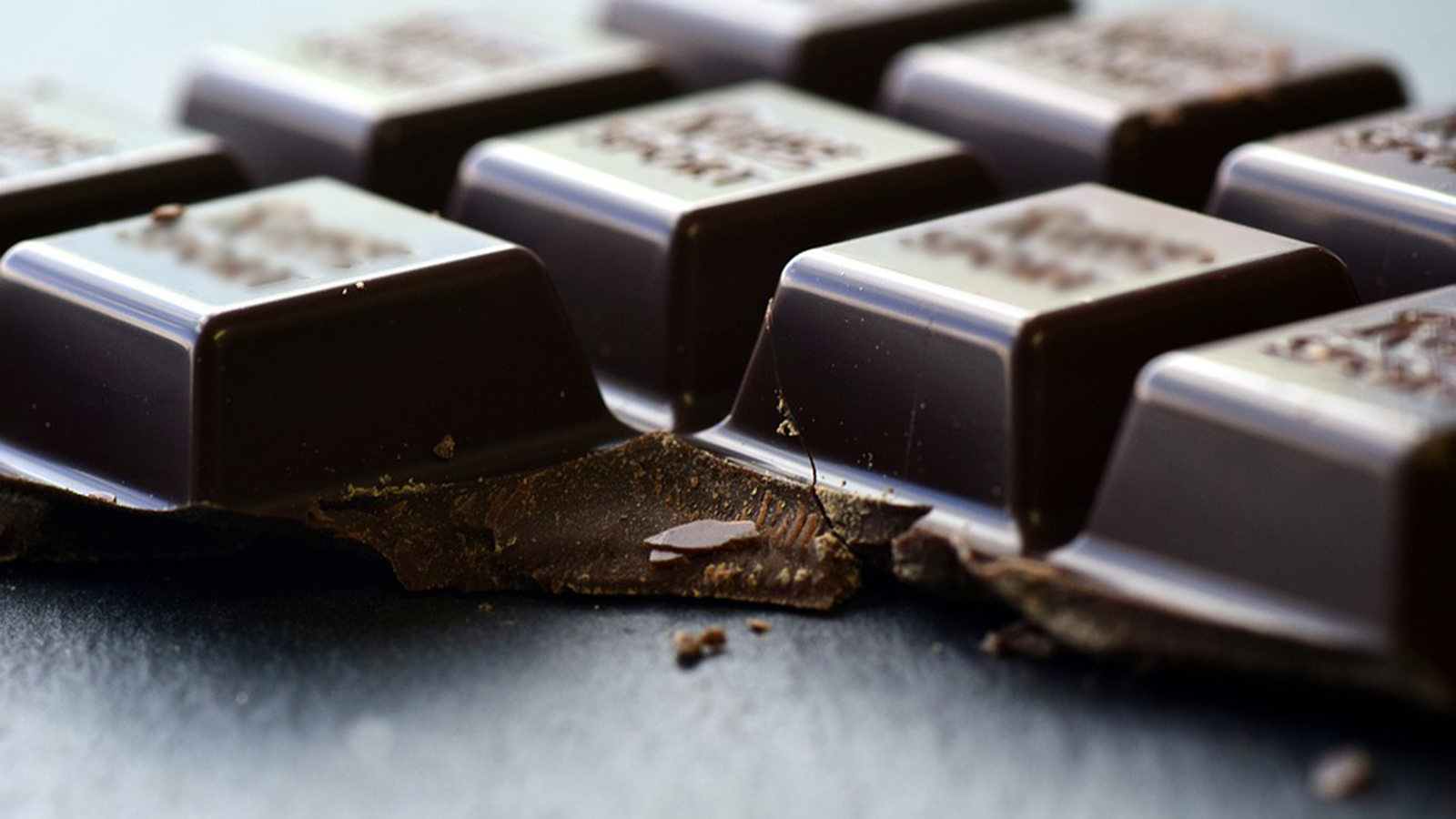 ‪الشوكولاتة الداكنة تساهم في تحسين المزاج (بيكسابي)‬ الشوكولاتة الداكنة تساهم في تحسين المزاج (بيكسابي)