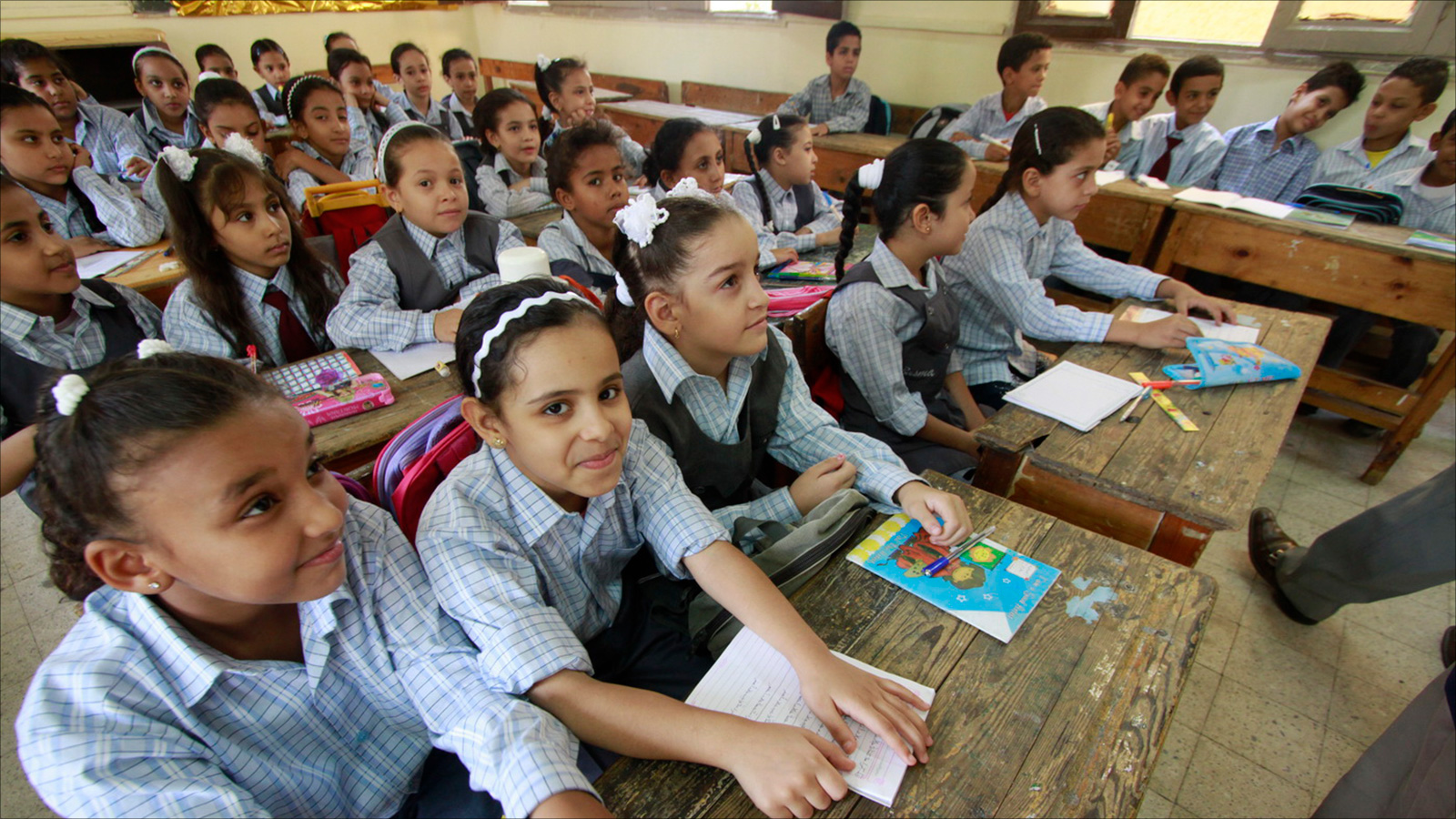 التكدس الطلابي بسبب قلة عدد الفصول إحدى مشكلات المنظومة التعليمية في مصر (الجزيرة)