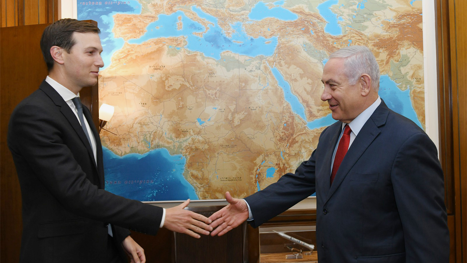 ‪رئيس الوزراء الإسرائيلي بنيامين نتنياهو أثناء استقباله جاريد كوشنر مستشار وصهر الرئيس الأميركي‬  (الصحافة الإسرائيلية)