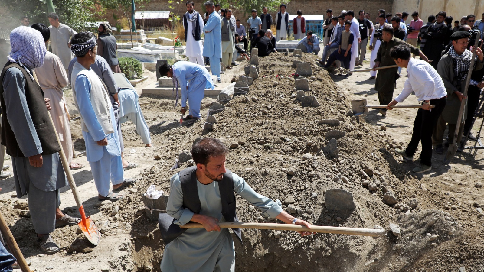  منذ أربعين عاما وأفغانستان تدفن مواطنيها من ضحايا الحروب والعنف (رويترز)