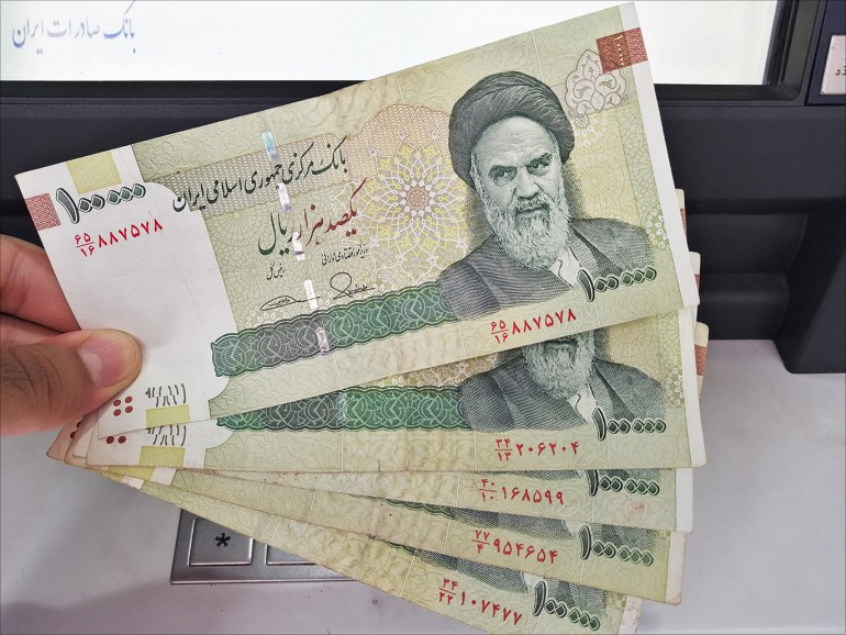 وبالرغم من تغيّر اسم العملة إلى الريال، إلا أن الشعب الإيراني لا زال يطلق على عملته اسم تومان في أعماله الشرائية . الجزيرة