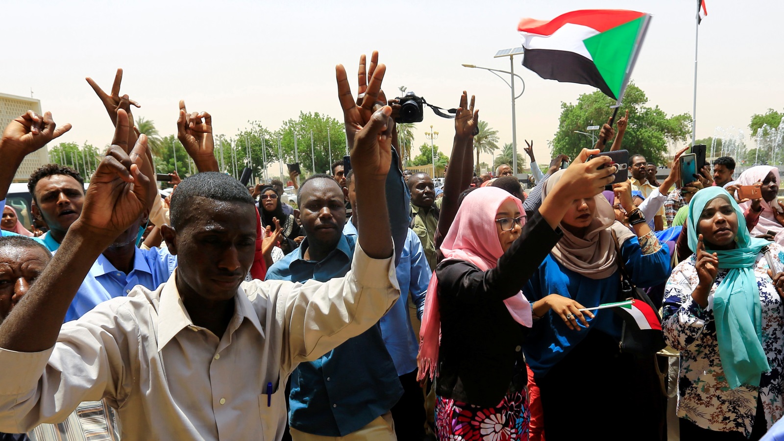 بمشاعر مفعمة بالأمل والترقب ينتظر ملايين السودانيين بزوغ فجر 17 أغسطس/آب الجاري (رويترز)