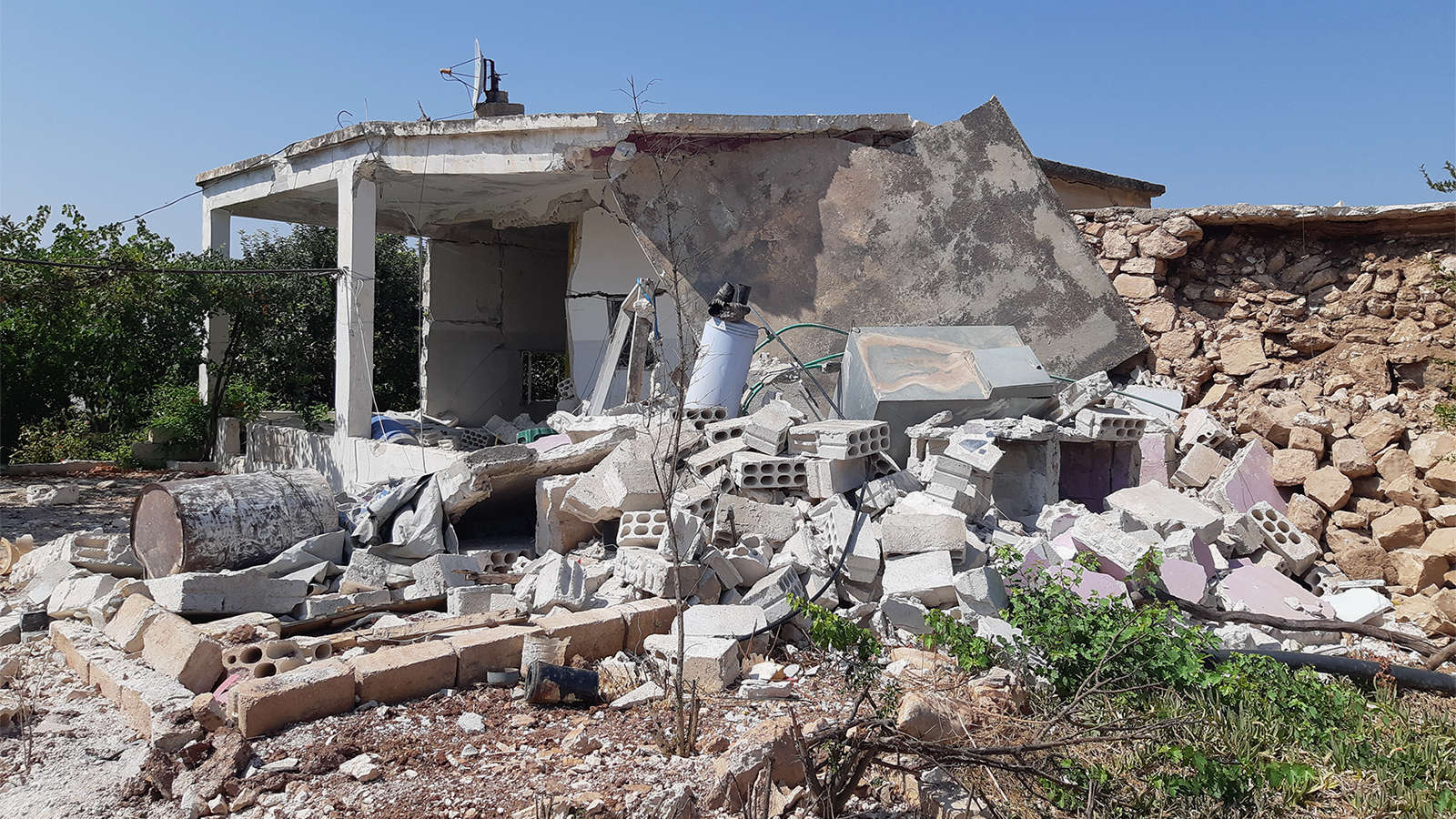 القصف الروسي والسوري يستهدف تهجير أهالي ريف إدلب من قراهم (الجزيرة)