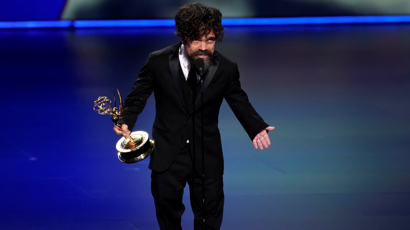 ‪الممثل بيتر دينكلاج فاز بجائزة إيمي لأفضل ممثل مساعد عن دوره في مسلسل 