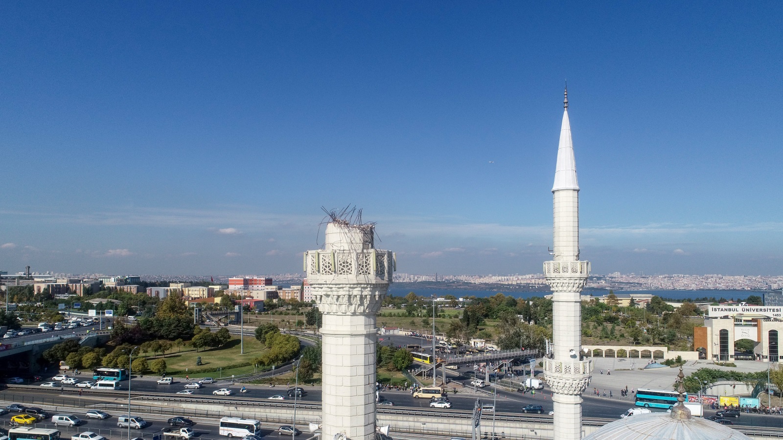 الزلزال أحدث ضررا طفيفا بمئذنة أحد مساجد إسطنبول (الأناضول)