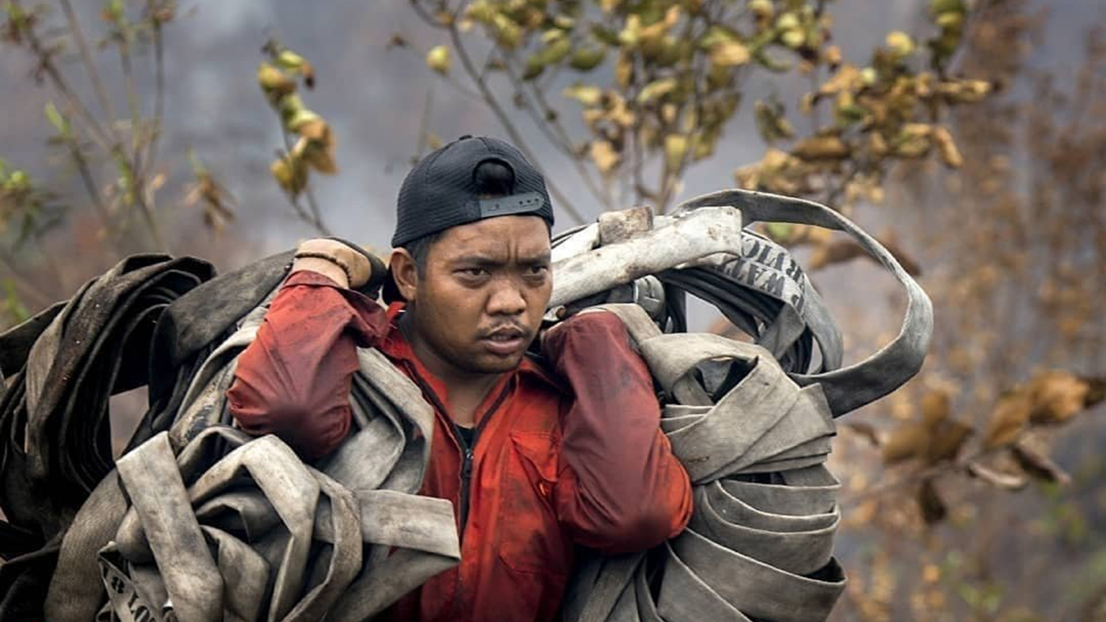 ‪عمل شاق خلال أسابيع من محاولات إطفاء الحرائق في سومطرة وكاليمنتان‬ (مواقع التواصل)