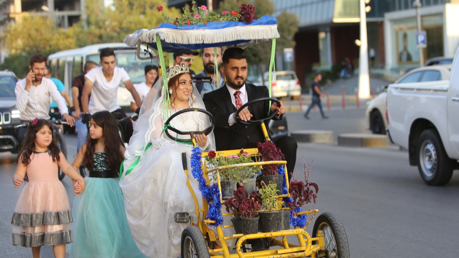 ‪لقطة أخرى للعروسين على دراجتهما الهوائية‬ (الأناضول)