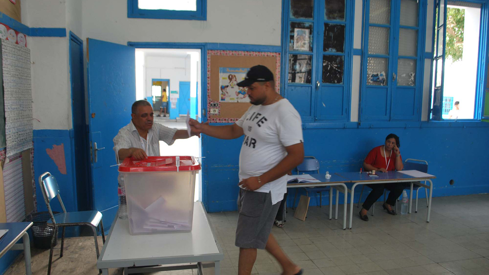 ‪جانب من تصويت الشباب التونسي في الدور الأول من الانتخابات الرئاسية‬  (الجزيرة)