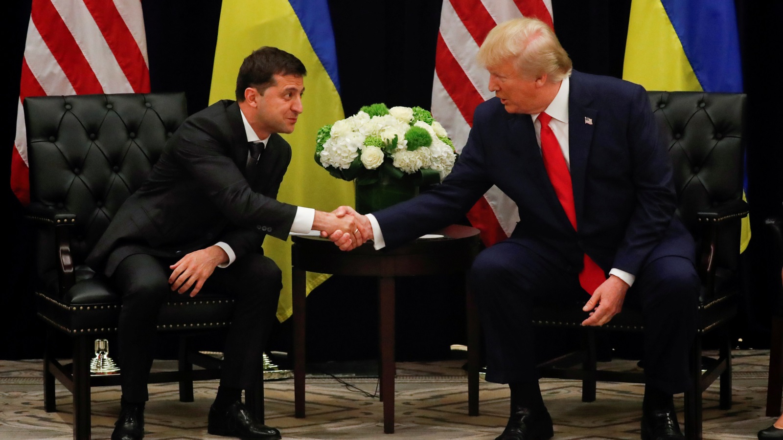 ‪ترامب نفى أن يكون مارس أي ضغوط على نظيره الأوكراني‬ (يسار)(رويترز)