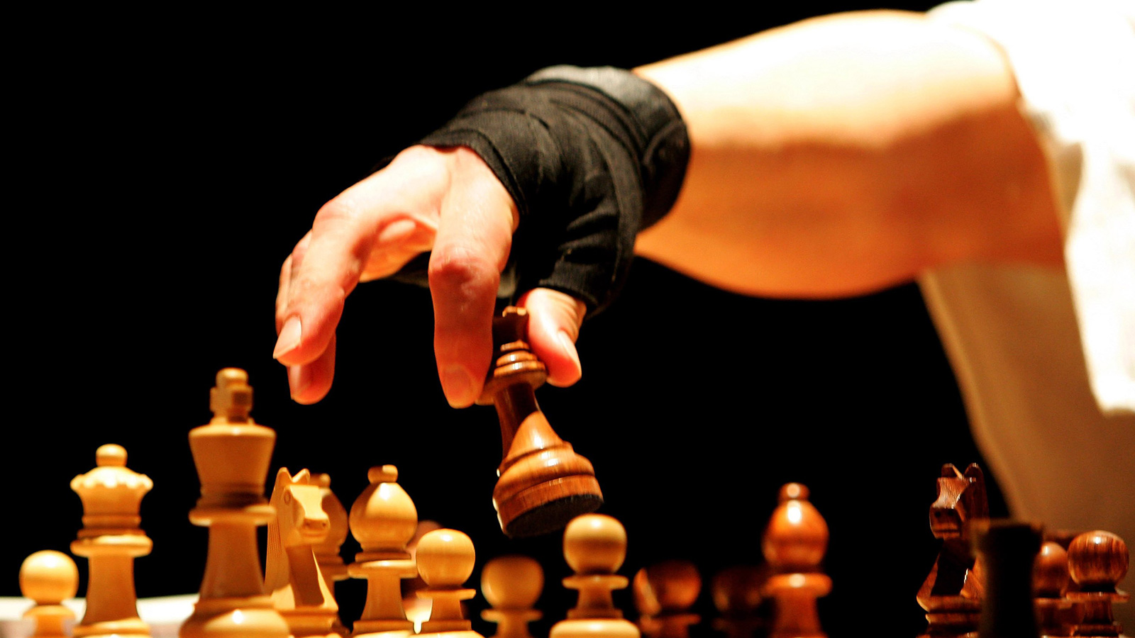 ‪لعب الشطرنج ينشط ويمرن نصفي الكرة المخية، مما يحسن أداء الدماغ ويعزز العلاقة بين الخلايا العصبية‬ (غيتي)