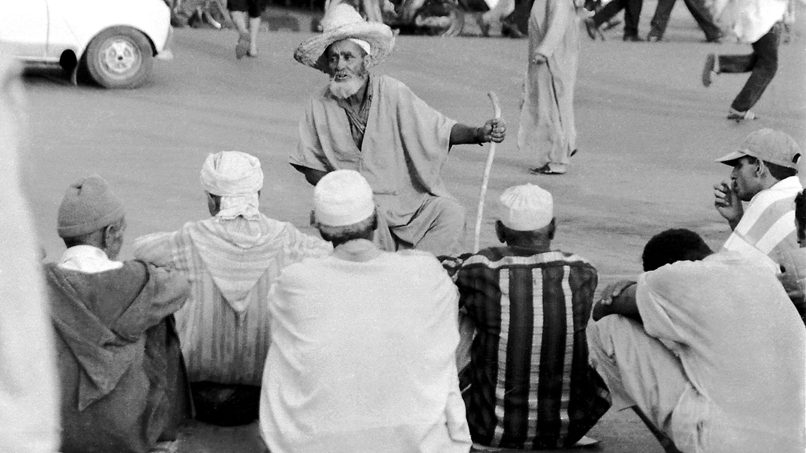 ‪الشيخ الحكواتي محماد الأمازيغي في حلقة بساحة جامع الفنا عام 1997‬ (مواقع التواصل)