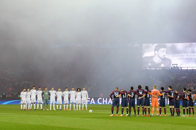 PARIS, FRANCE - MARCH 06: Players, fans and officials remember Italy international Davide Astori who passed away earlier in the week prior to the UEFA Champions League Round of 16 Second Leg match between Paris Saint-Germain and Real Madrid at Parc des Princes on March 6, 2018 in Paris, France. (Photo by Matthias Hangst/Getty Images)