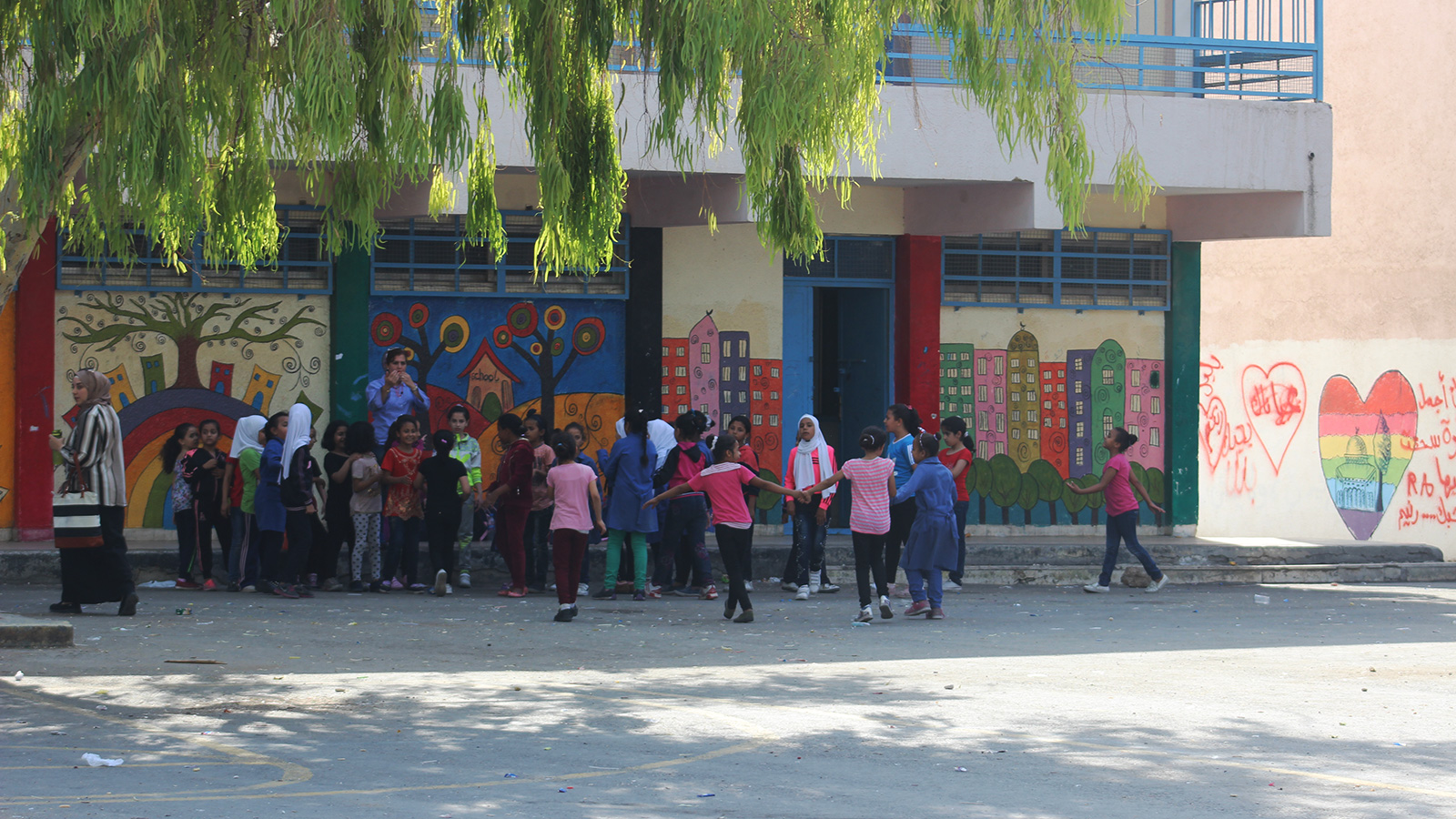 ‪طالبات في حصة نشاط مدرسي بمدرسة تابعة للأونروا في مخيم البقعة شمال العاصمة عماّن‬ (الجزيرة)