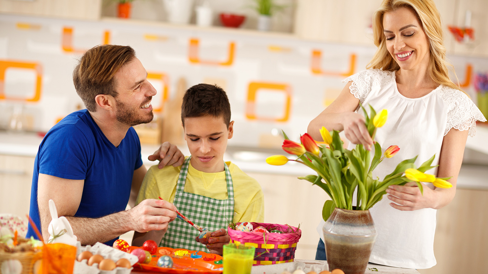 ‪يحتاج الأطفال لأنشطة تحفيزية تشجعهم وتثير رغبتهم في التعلم مثل الطبخ مع الوالدين‬ (غيتي)