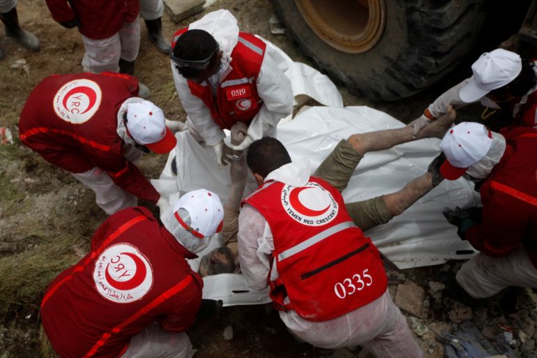 ATTENTION EDITORS - SENSITIVE MATERIAL. THIS IMAGE MAY OFFEND OR DISTURB Red Crescent medics carry a dead body of the victim of Saudi-led airstrikes on a Houthi detention centre in Dhamar, Yemen, September 2, 2019. REUTERS/Mohamed al-Sayaghi