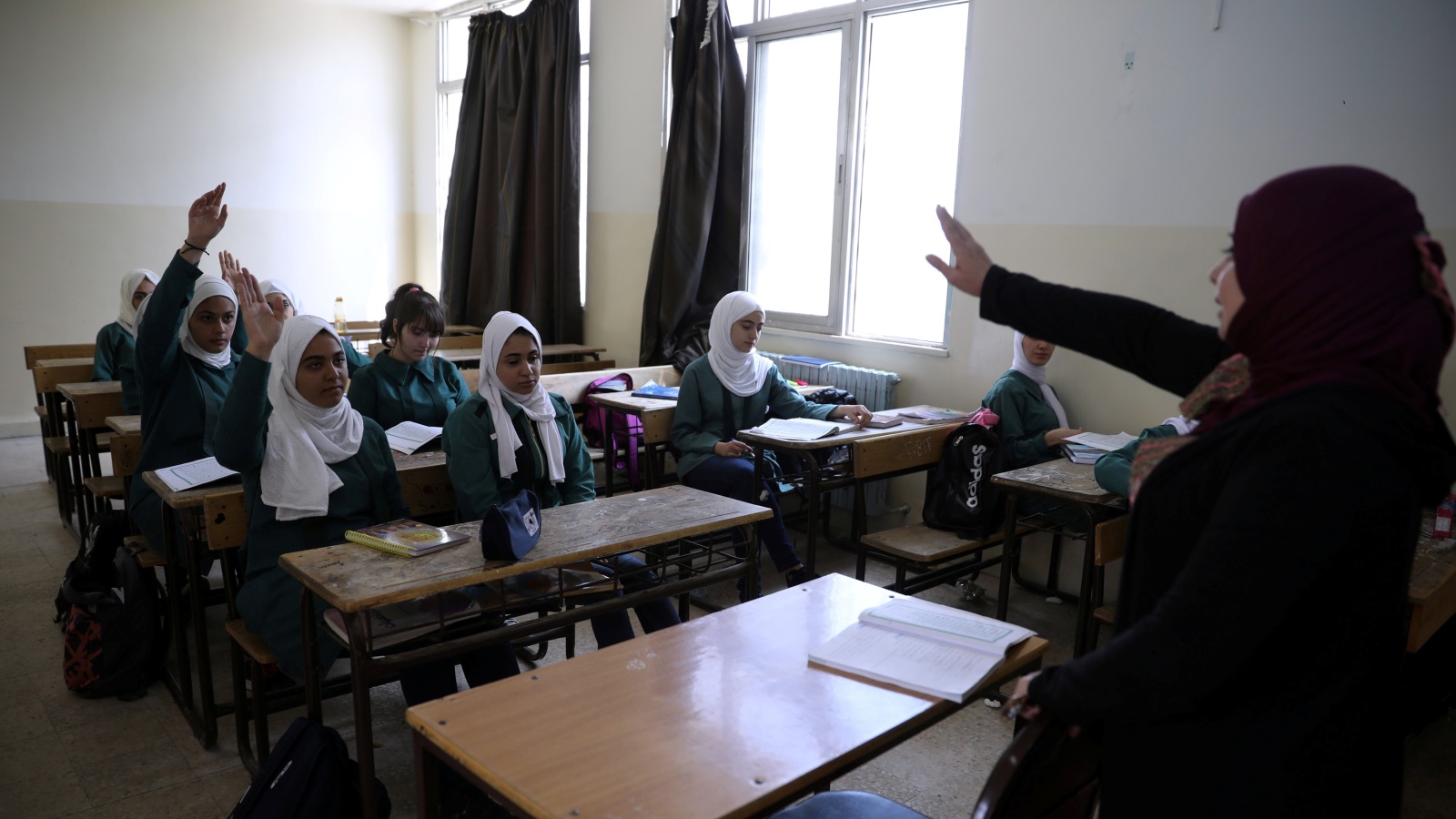 ‪طالبات في صف دراسي في إحدى مدارس عمان‬  (رويترز)