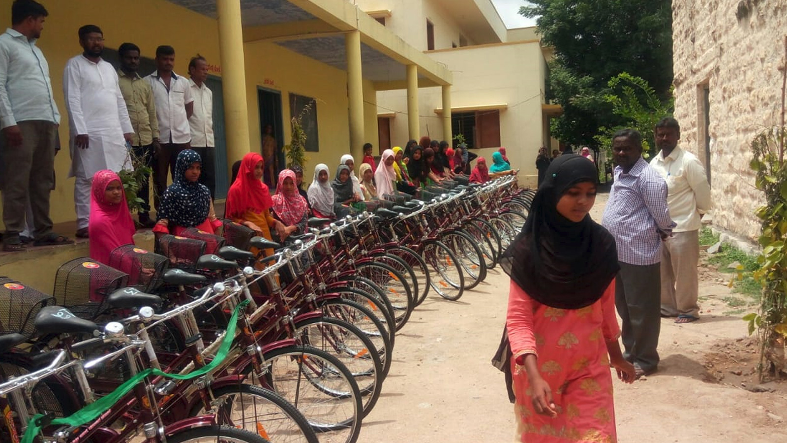 ‪الحكومة الهندية قامت بتوزيع الدراجات على الفتيات في عدة مدارس حكومية‬ (الجزيرة)