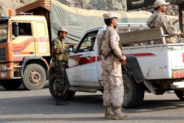 Southern Yemeni separatist men are seen at a checkpoint in Aden, Yemen August 31, 2019. REUTERS/Fawaz Salman