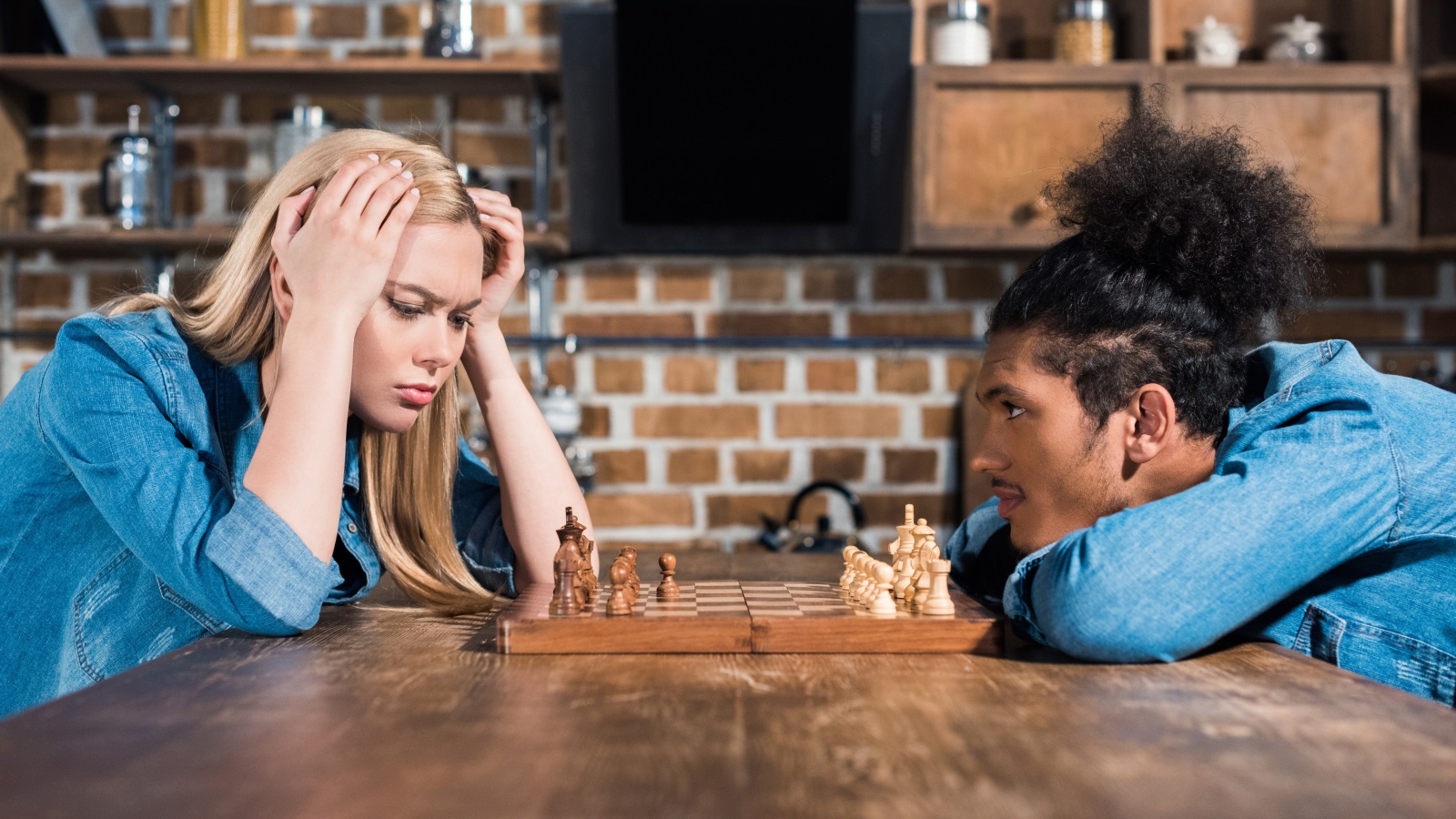 ‪الشطرنج يساعد على إنشاء مسارات عصبية جديدة مع تنشيط عملية التفكير‬ (مواقع التواصل)