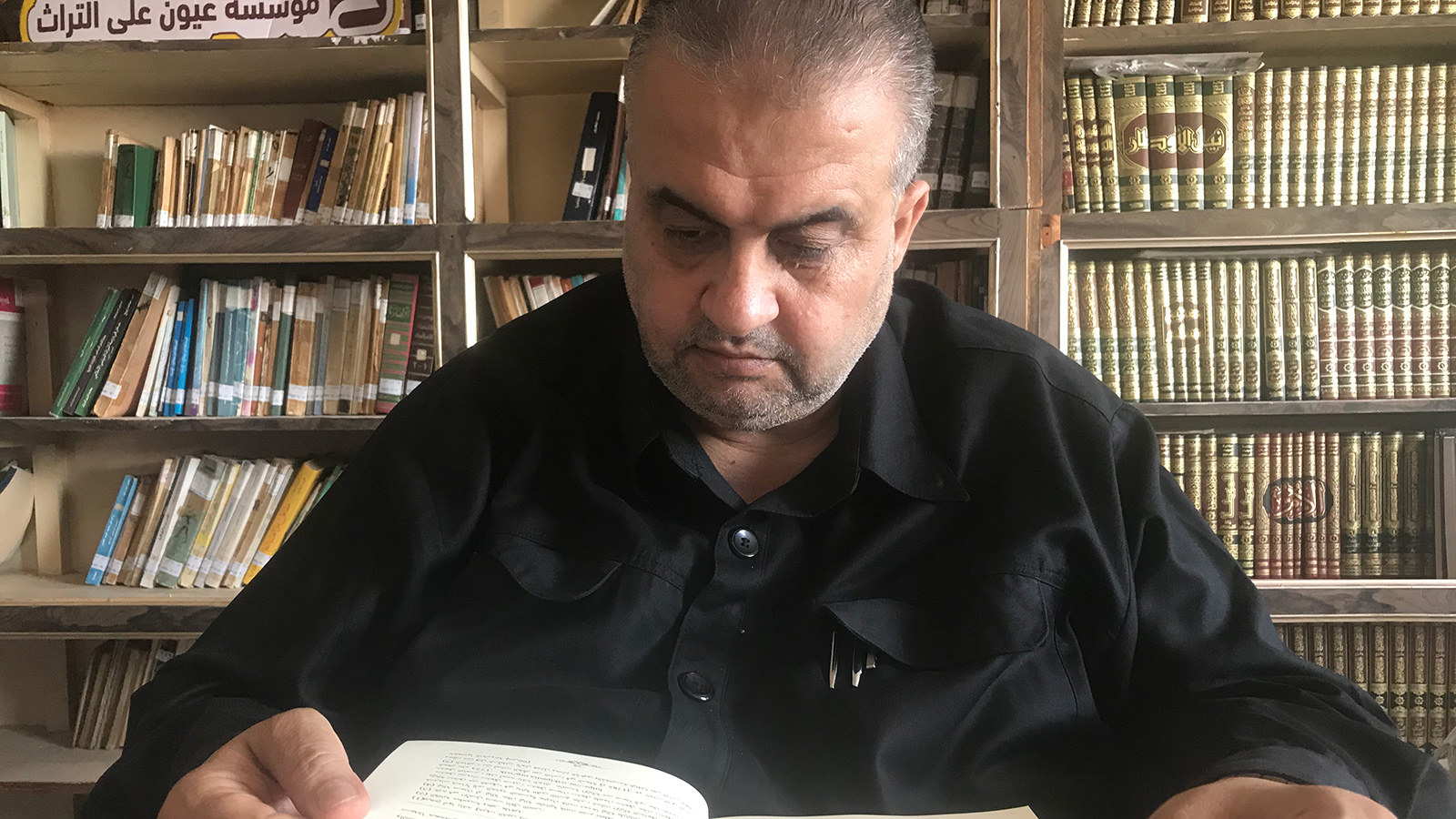 ‪عبد اللطيف أبو هاشم يرى أن سجل المحكمة الشرعية مخطوطة تاريخية نادرة توثق الحياة في غزة قبل قيام إسرائيل‬ (الجزيرة)