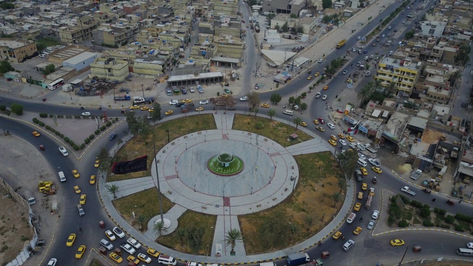 ‪مئات الآلاف من السكان يقطنون مدينة الصدر‬ (الجزيرة)