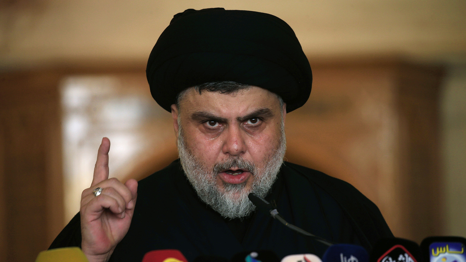 الصدر دعا رئيس الحكومة العراقية والنخب السياسية إلى الاستقالة (رويترز)