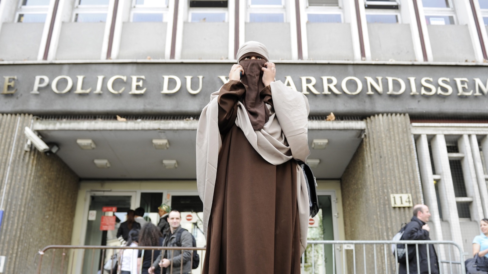 القانون الفرنسي يمنع ارتداء النقاب والبرقع تماما لأسباب أمنية (رويترز)