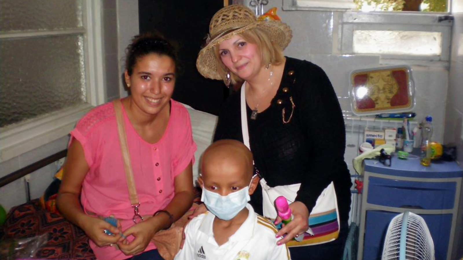 ‪رازي تزور جناح الأطفال لمرضى السرطان في أحد المستشفيات‬ (الجزيرة)