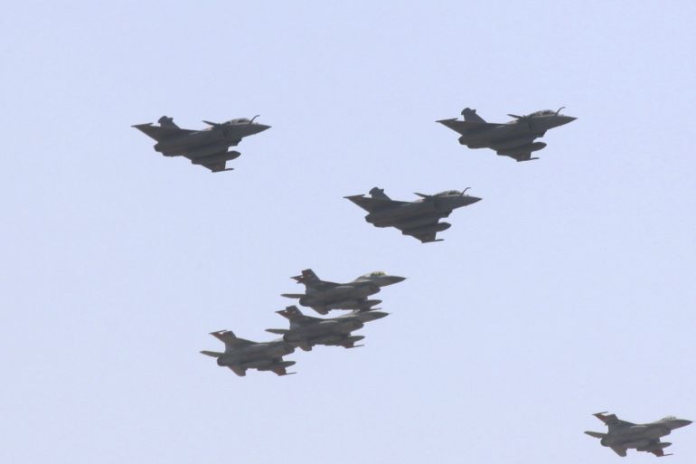 French-made Rafale fighter jets (top) fly over central Cairo, Egypt, July 21, 2015. Dassault Aviation is raising Rafale fighter jet production in anticipation of further export orders, Chief Executive Eric Trappier said on Monday, as Egypt became the first country outside France to take delivery of the plane. REUTERS/Stringer