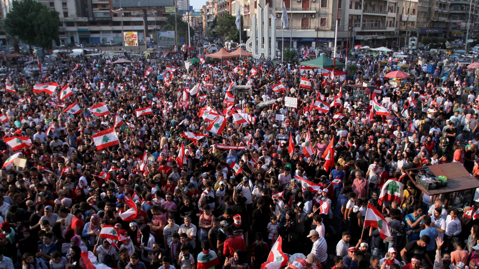 طرابلس من بين أبرز المدن اللبنانية التي شهدت احتجاجات حاشدة (رويترز)