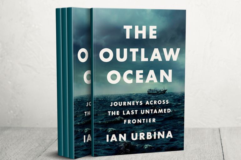 غلاف كتاب المحيطات خارج القانون للصحفي إيان أوربينا