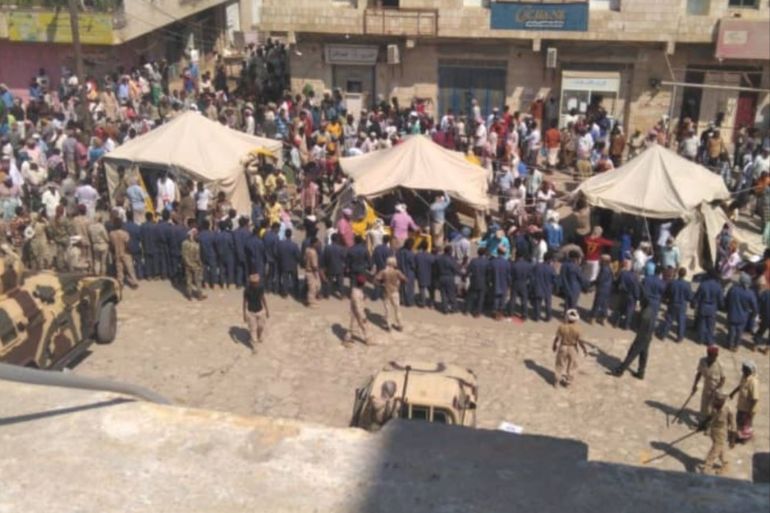 صورة من مواقع التواصل الاجتماعي لخيم نصبوا مسلحون موالون للإمارات أمام مقر محافظة سقطرى