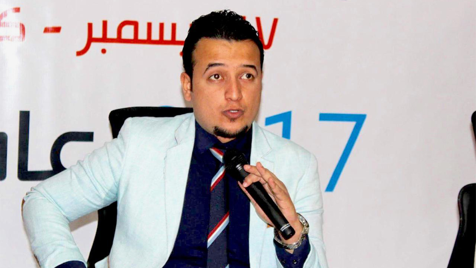 عبد الزهرة اعتبر أن بعض المثقفين التزم الصمت بسبب علاقاتهم بمؤسسات حكومية (الجزيرة نت)