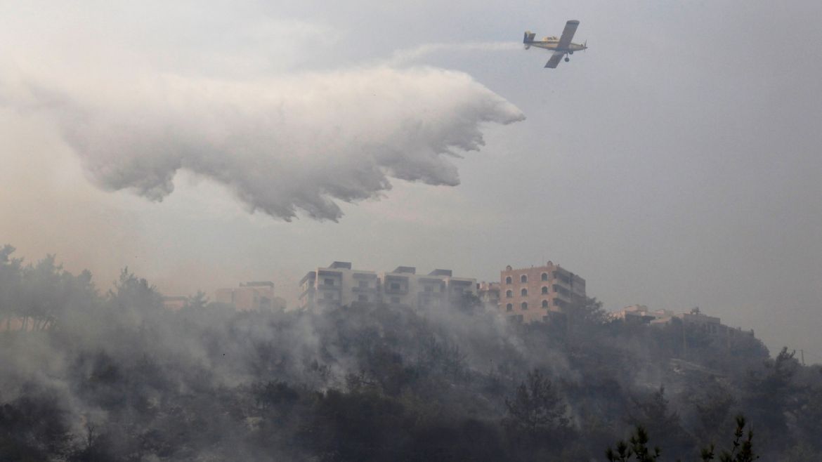 A firefighting aircraft tackles wildfires in Dibbiyeh village, south of Beirut, Lebanon October 15, 2019. REUTERS/Aziz Taher     TPX IMAGES OF THE DAY