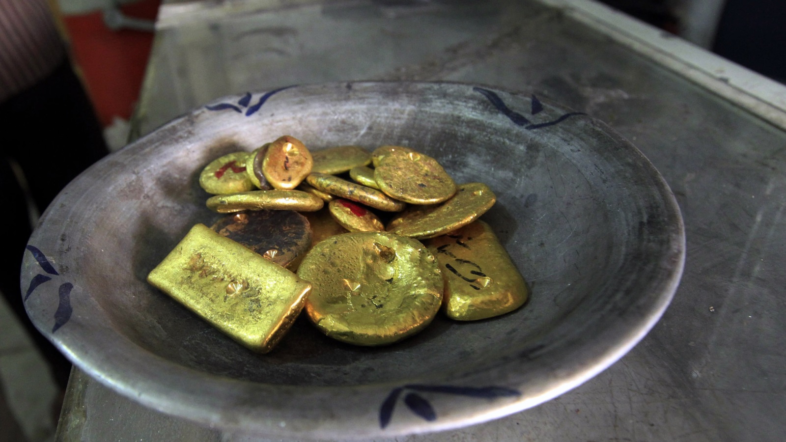 يصل الإنتاج السنوي للسودان من الذهب إلى 200 طن تُقدَّر قيمتها بما بين 7-8 مليارات دولار، وهو مبلغ كان يمكنه أن يُنقذ البلاد من شح سيولة نقدية